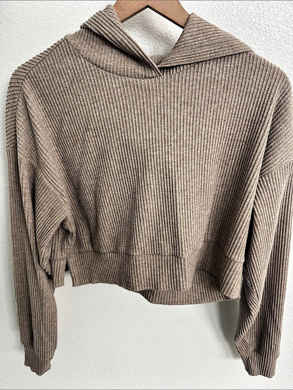 Alo Ribbed Cropped Muse Hoodie in Gravel Heather Size Small